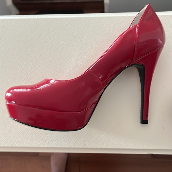 Lipstick red shoes for days that you need to stay seated at the office - Picture 3 of 6